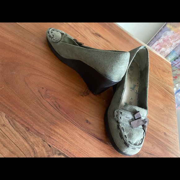 Wedge heels. - Picture 1 of 2